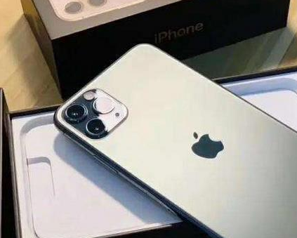 重庆苹果售后中心分享，给苹果手机换电池安全吗？新款iphonese是iPhone8的翻版吗？